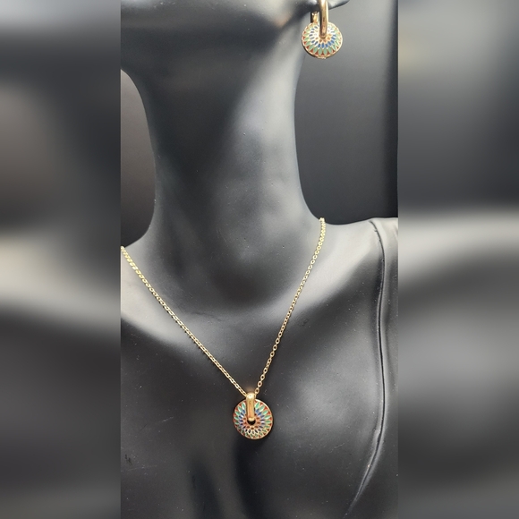 Elegant Gold Necklace - Picture 10 of 10
